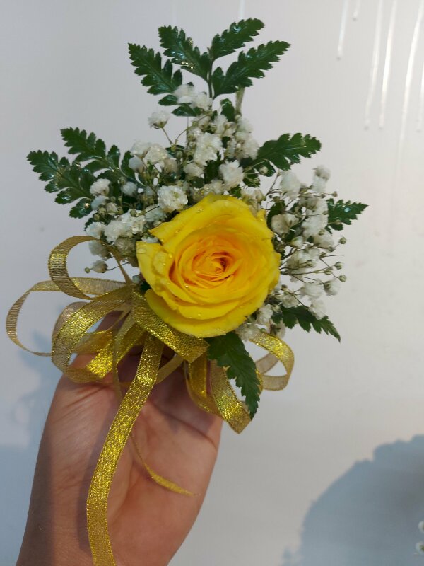 Hình ảnh mẫu hoa hồng vàng cài lên áo
