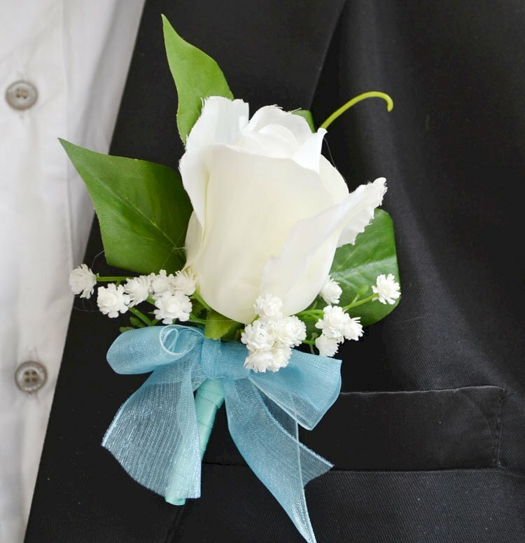 Hình ảnh hoa hồng trắng cài trên ngực áo