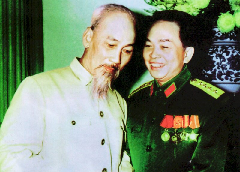 Hình ảnh Bác Hồ và Tướng Giáp đã được chỉnh sửa nâng màu rất đẹp