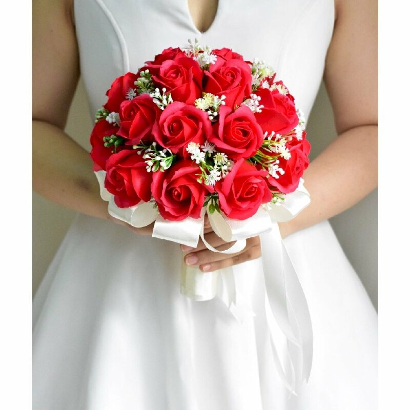 Hình ảnh cô dâu tay cầm bó hoa hồng tô điểm thêm cho chiếc áo cô dâu thêm phần xinh xắn