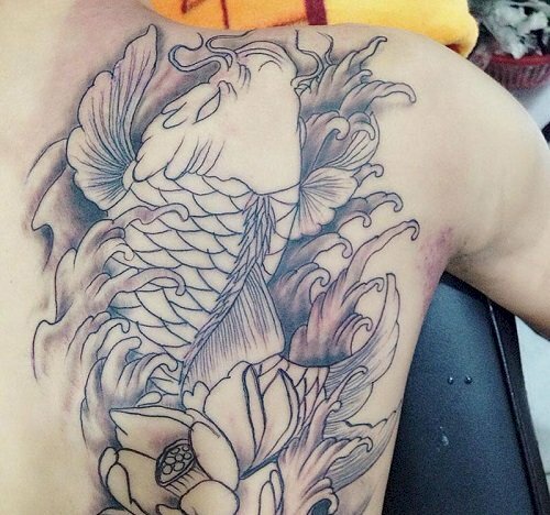 Hình xăm cá chép trong đầm hoa sen cực nghệ thuật