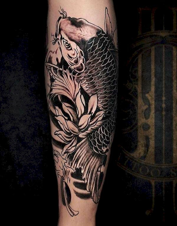 Hình xăm cá chép kín cánh tay đen trắng rất đẹp cho nam