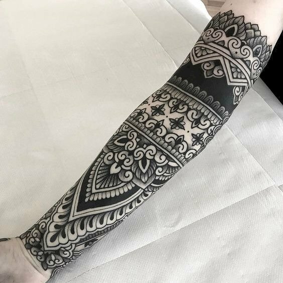 Mẫu hoa văn hình xăm nét trắng trên nền đen đầy sáng tạo