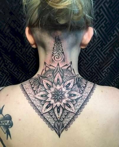 Hình xăm hoa văn đen trắng sau gáy cho nữ