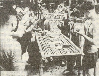 Hình ảnh Bác Hồ dùng cơm cùng các chiến sỹ ở Tân Trào trong những ngày kháng chiến chống thực dân Pháp