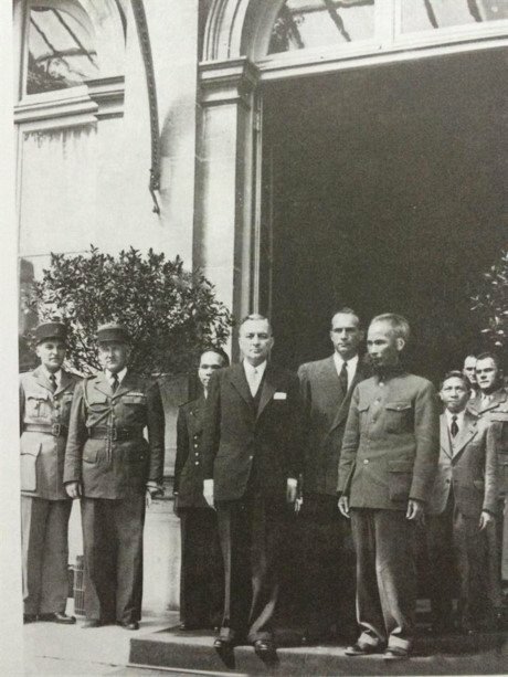 Hình ảnh Thủ tướng Bi-đôn và Chủ tịch Hồ Chí Minh, tại Dinh Thủ tướng, ngày 2/7/1946