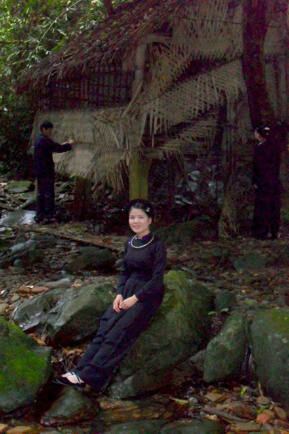 Lán Khuổi Nặm - nhà sàn đầu tiên trong cuộc đời hoạt động cách mạng ở Việt Bắc của Bác Hồ - Chụp lại ảnh tư liệu