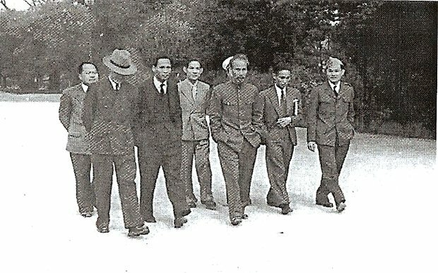 Hình ảnh Chủ tịch Hồ Chí Minh và phái đoàn Chính phủ Việt Nam đàm phán tại Fontainebleau.