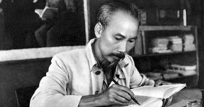 Ảnh đen trắng bác Hồ đang đọc sách 