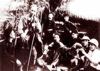 Hình ảnh Bác Hồ cùng các đồng chí bảo vệ và giúp việc tại Chiến khu Việt Bắc trong kháng chiến chống Pháp