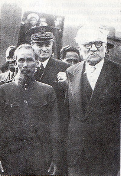 Hình ảnh Chủ tịch Hồ Chí Minh cùng Bộ trưởng Ngoại giao Pháp Marius Moutet