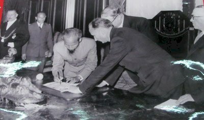 Hình ảnh tại tư dinh của Marius Moutet Chủ tịch Hồ Chí Minh đã ký Tạm ước Việt - Pháp (lúc đó phái đoàn chính phủ của Phạm Văn Đồng đã trở về Việt Nam).