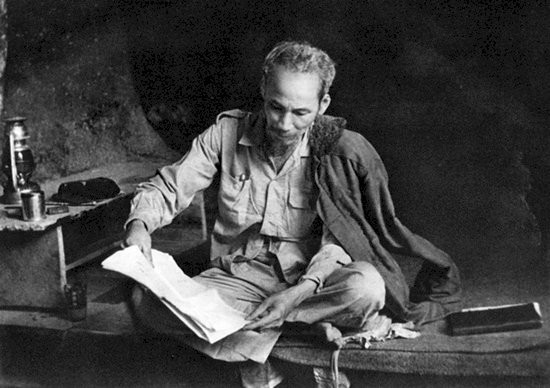 Hình ảnh bác Hồ làm việc trong hang đá ở Việt Bắc năm 1951.