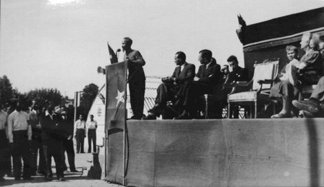 Hình ảnh Chủ tịch Hồ Chí Minh nói chuyện với anh em công binh, lính thợ Việt Nam tại Marseille ngày 17-9-1946