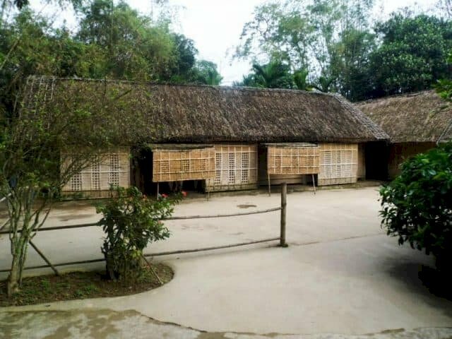 Hình ảnh ngôi nhà lợp mái lá vô cùng đơn sơ của thân sinh Hồ Chí Minh – cụ Phó bảng Nguyễn Sinh Sắc, xây dựng vào năm 1901.