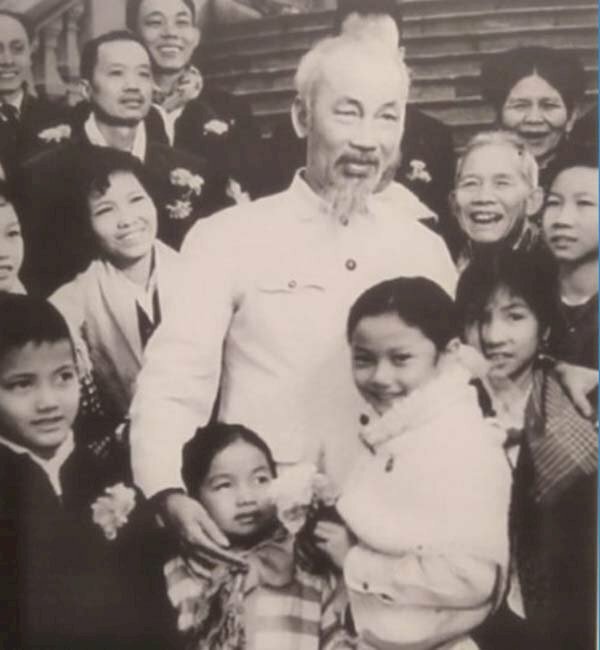 Ảnh đen trắng bác Hồ cùng các cháu thiểu nhi