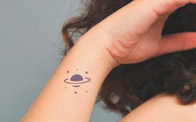 Hình xăm mini sao thổ đen trắng đẹp nhất 