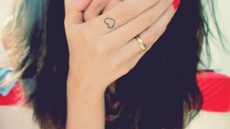 Hình xăm trái tim nhỏ ở tay thể hiện tình yêu lứa đôi