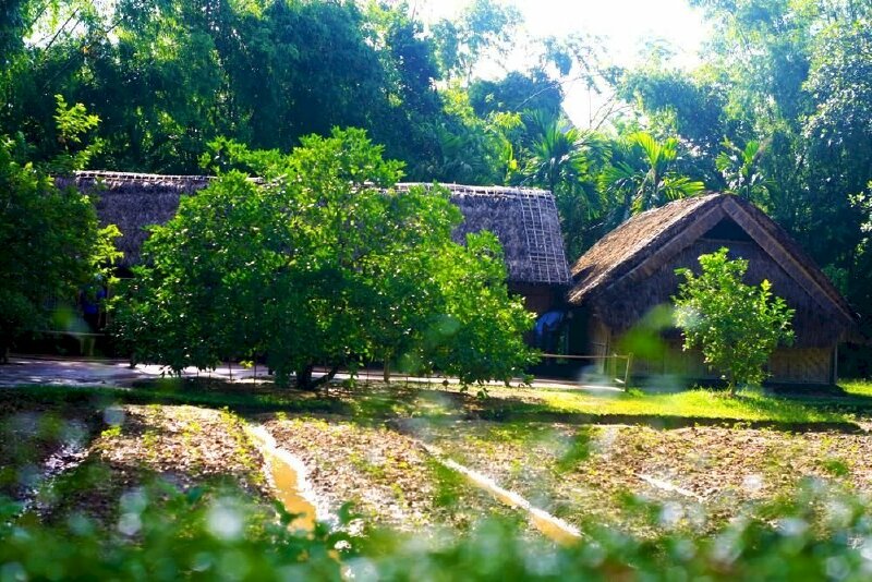 Hình ảnh phía trước Nhà Bác Hồ ở Nghệ An, đơn sơ, mộc mạc tại làng Sen