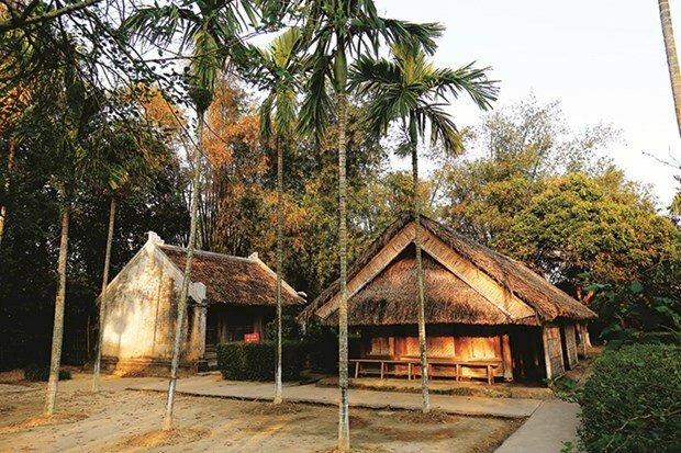 Xung quanh nhà Bác được bao bọc bởi những hàng rào hao râm bụt, phía trước nhà là 2 sân và mảnh vườn nhỏ