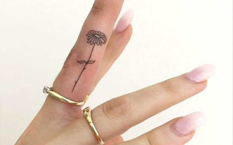 Hình xăm hoa cúc nhỏ ở tay biểu tượng cho vẻ đẹp trong sáng