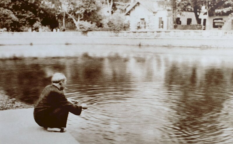 Hình ảnh Bác Hồ cho cá ăn sau mỗi giờ làm việc