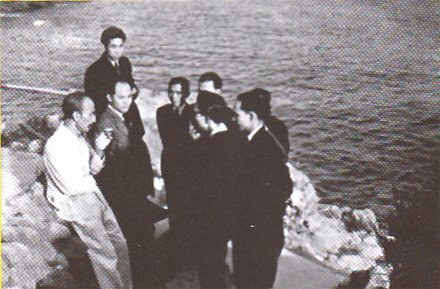 Hình ảnh Chủ tịch Hồ Chí Minh chụp ảnh cùng với Đoàn đại biểu bên bờ biển Biarritz