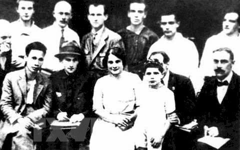 Đồng chí Nguyễn Ái Quốc (người đầu tiên bên trái hàng ngồi) chụp ảnh với một số đại biểu tham dự Đại hội lần thứ V Quốc tế cộng sản của tại Moskva, Nga từ 17-6/8-7-1924