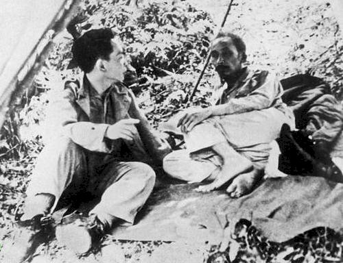 Chủ tịch Hồ Chí Minh và Đại tướng Võ Nguyên Giáp ngồi nghỉ tại một địa điểm không rõ trong Chiến dịch Biên giới (1950)