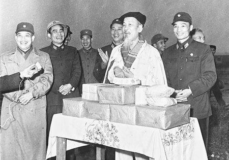 Bác Hồ tặng quà Tết và nói chuyện với các chiến sỹ Đoàn không quân Sao Vàng, sáng Mồng Một Tết Đinh Mùi (9/2/1967).