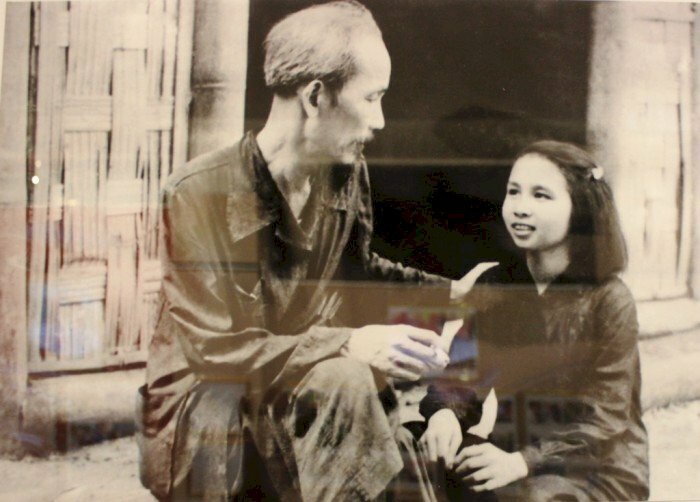 Chủ tịch Hồ Chí Minh hỏi chuyện em Trần Thị Thanh, chiến sĩ thi đua ngành Sản xuất Giấy, đại biểu trẻ tuổi nhất của Đại hội Chiến sĩ thi đua và Cán bộ gương mẫu toàn quốc lần thứ I, Tuyên Quang (tháng 5/1952).