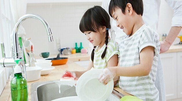 Hình ảnh bé giúp mẹ rửa bát