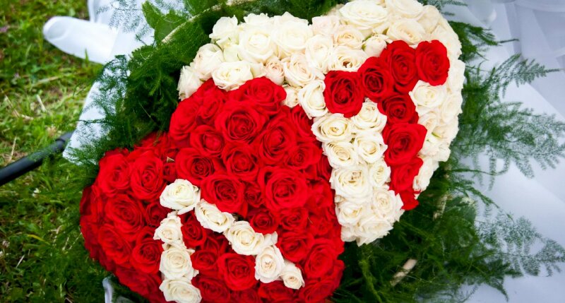 Hình ảnh 2 bó hoa hồng trắng và hoa hồng đỏ hình trái tim có khắc tên