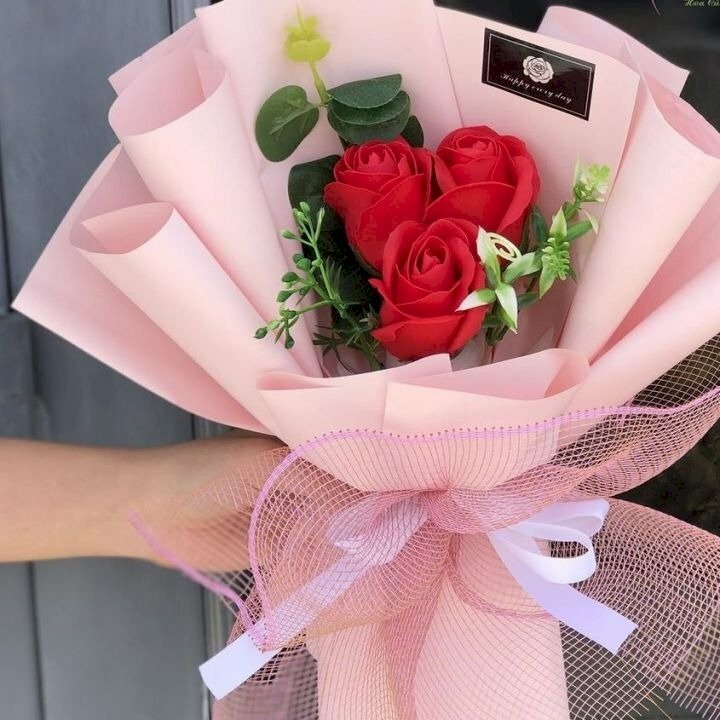 Hình ảnh bàn tay cầm bó hồng đỏ tuyệt đẹp