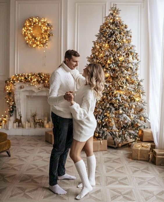 Tạo dáng cực chill và hạnh phúc cho cặp tình nhân bên cây thông trong dáng đứng 2 người đang nắm tay nhảy múa cùng nhau