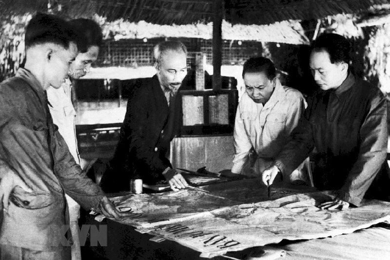 Bộ chỉ huy Chiến dịch Điện Biên Phủ: Chủ tịch Hồ Chí Minh (giữa), Đại tướng, Tổng tư lệnh Võ Nguyên Giáp (ngoài cùng bên phải) và các đồng chí trong Bộ chỉ huy chiến dịch.