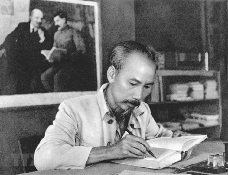 Chủ tịch Hồ Chí Minh trong phòng làm việc của Người tại căn cứ địa Việt Bắc (1951). (Ảnh: Tư liệu/TTXVN)