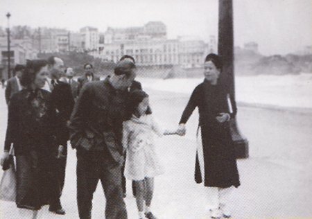 Hình ảnh Việt kiều từ khắp nơi đến Biarritz chào đón Chủ tịch Hồ Chí Minh và phái đoàn Chính phủ Việt Nam DCCH (6-1946)