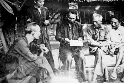 Bác Hồ (Thầu Chín) và các đồng chí tại Thái Lan năm 1928. Thầu Chín là bí danh của lãnh tụ Nguyễn Ái Quốc hoạt động ở Xiêm, nay là Vương quốc Thái Lan, trong thời gian 1928-1929. Thầu là tiếng Thái-Lào, để gọi người nhiều tuổi và biểu thị sự tôn kính. Ảnh: Tư liệu/TTXVN 