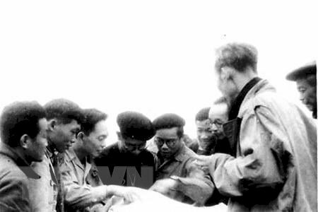 Chủ tịch Hồ Chí Minh nghe Bộ chỉ huy Chiến dịch Việt Bắc – Thu Đông 1947 báo cáo kế hoạch tác chiến, bố trí lực lượng chiến dịch