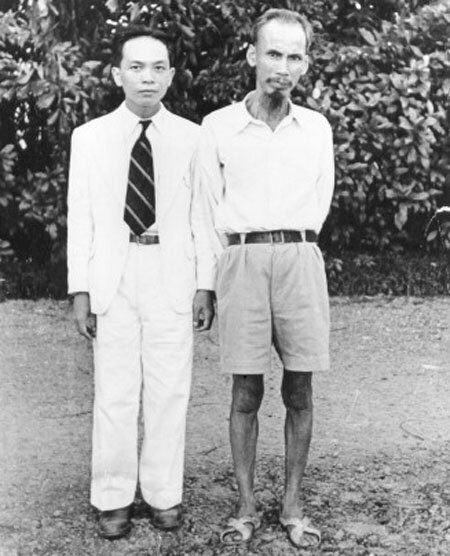 Chủ tịch Hồ Chí Minh và Đại tướng Võ Nguyên Giáp tại Hà Nội tháng 8-1945