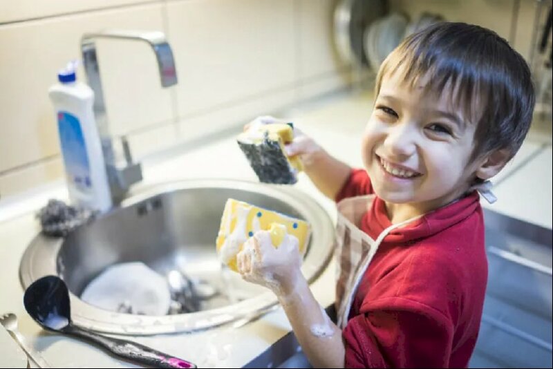 Hình ảnh bé tươi cười giúp mẹ làm việc nhà rửa bát