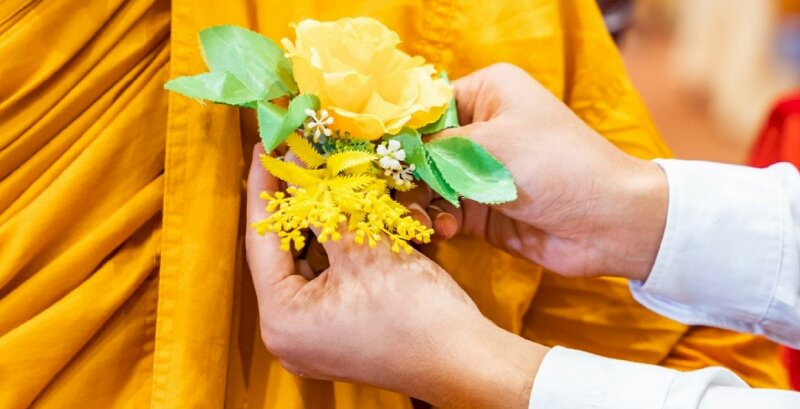 Hình ảnh hoa hồng vàng cài lên áo Quý Tăng Ni mùa Vu Lan Thắng Hội
