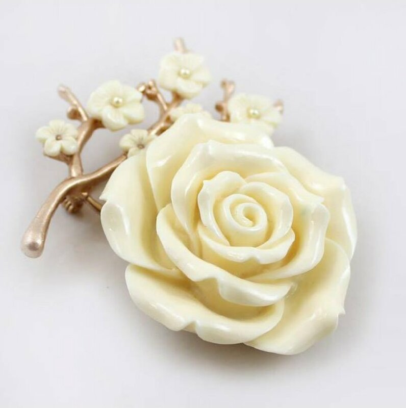 Hình ảnh trâm hoa hồng trắng cài trên ngực áo thêm phần sang trọng