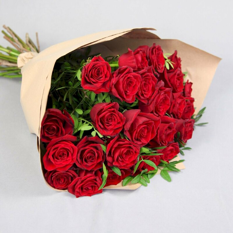 Hình ảnh bó hoa hồng xinh tươi nở rộ được kết r6at1 đơn giản nhưng đẹp mắt