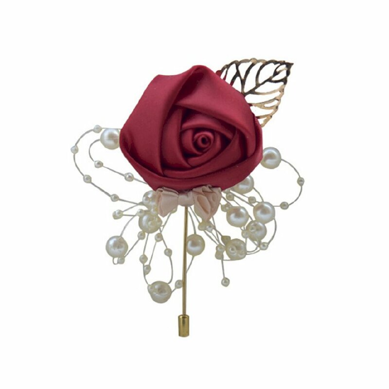 Hình ảnh chiếc trâm hình hoa hồng đỏ cài áo thêm phần quý phía cho nữ giới