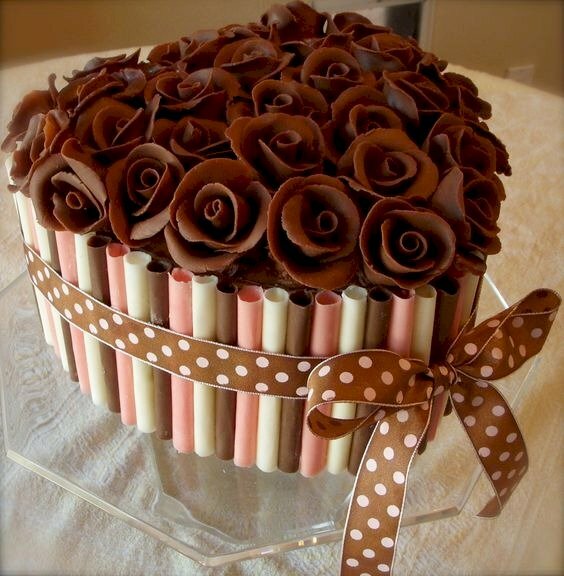 Hình ảnh chiếc bánh hình trái tim trang trí bằng những bông hoa hồng chocolate bên trên