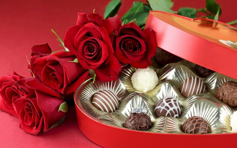 Hình ảnh món quà lãng mạn tặng người yêu gồm hoa hồng đõ và chocolate ngọt ngào