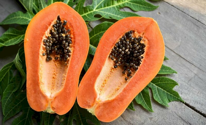 Hình ảnh quả đu đủ được bổ làm đôi