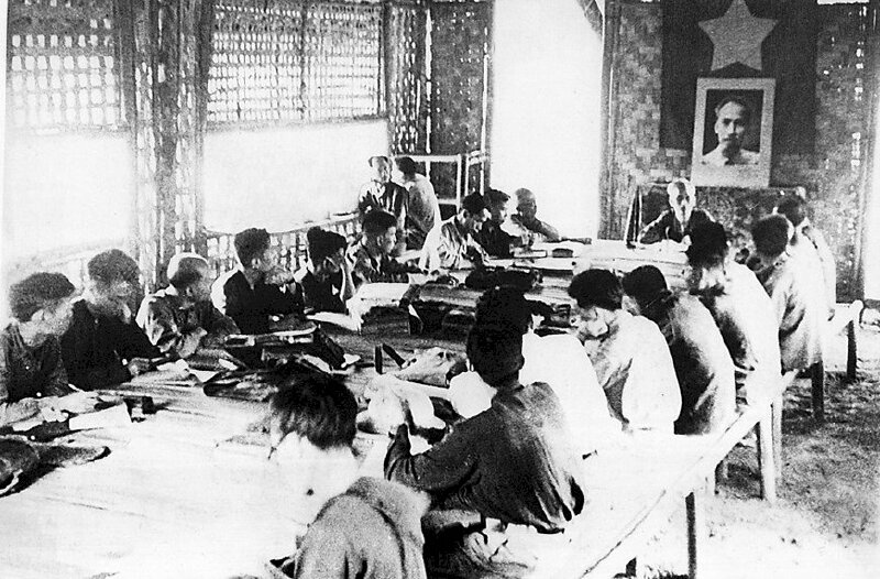 Chủ tịch Hồ Chí Minh chủ trì phiên họp Hội đồng Chính phủ tại Việt Bắc (1953)